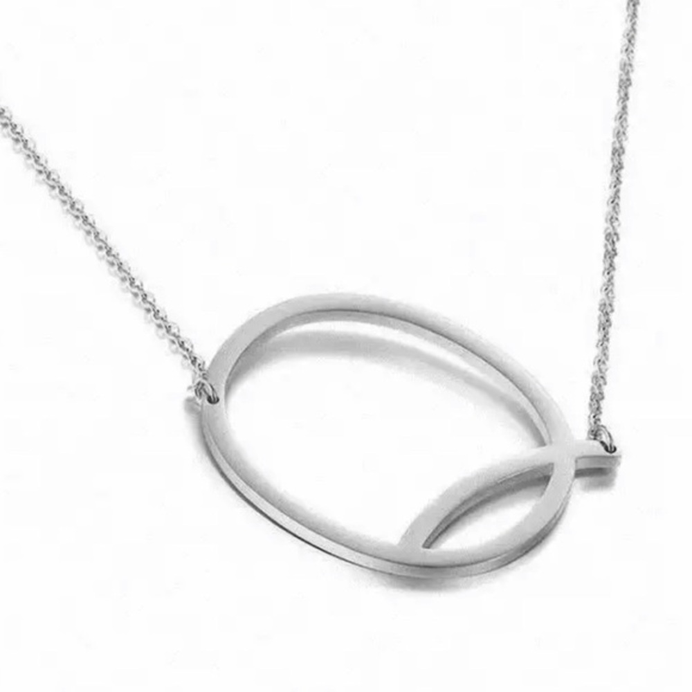 NEW!! ❤️ Letter Q Necklace
